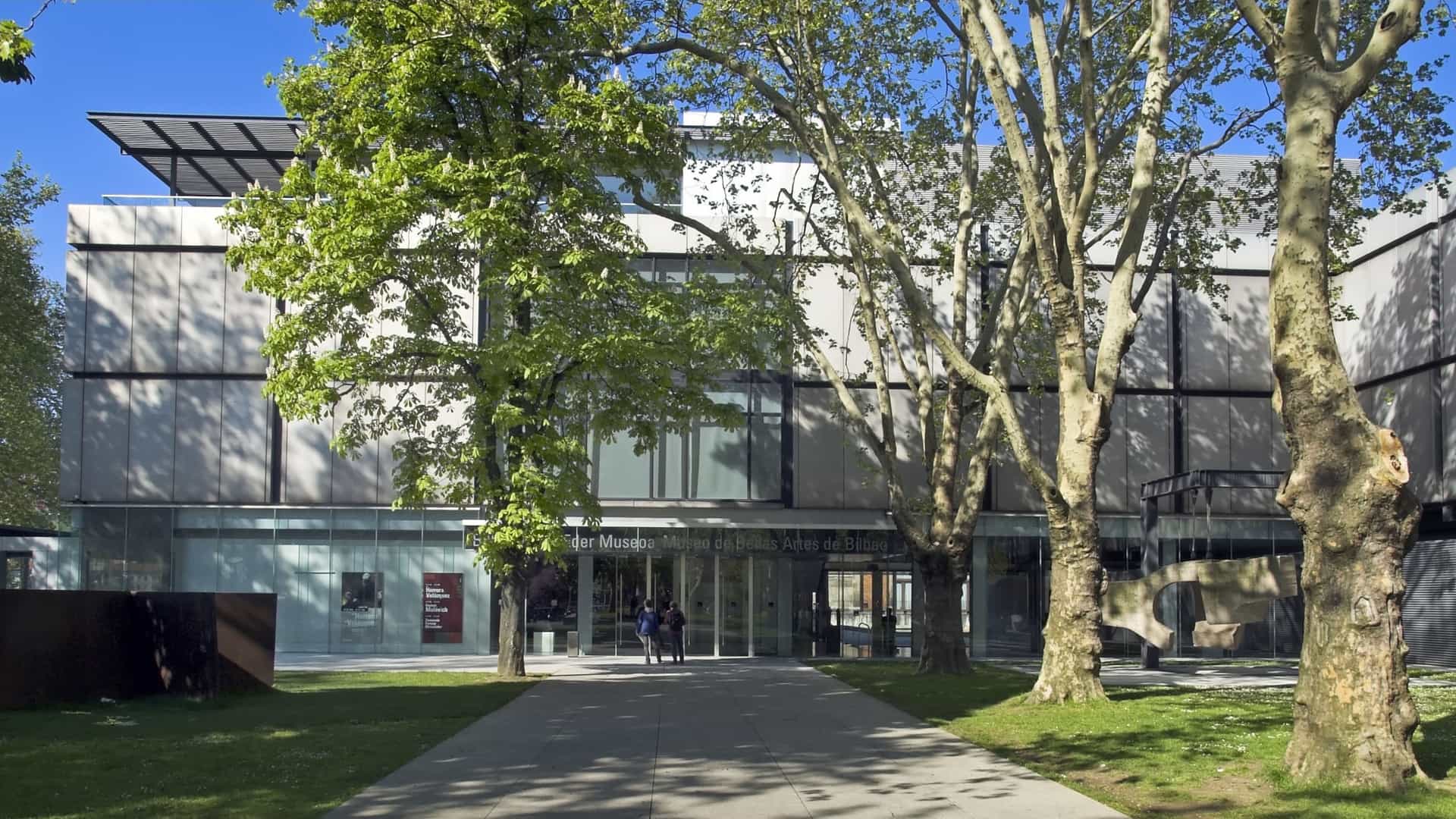 The exterior of the Fine Arts Museum (Museo de Bellas Artes) in Bilbao, Spain, featuring the blend of its classical and modern architectural sections. The museum is set within the greenery of Doña Casilda Iturrizar park.