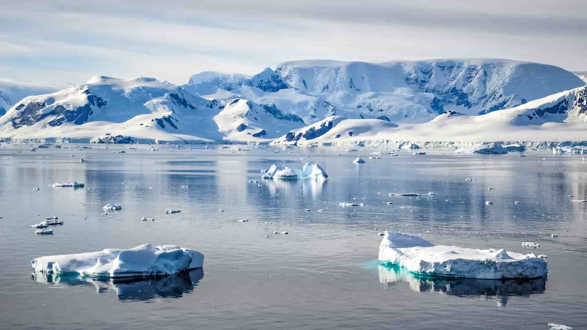 Antarctic landscape with snow and mountains.