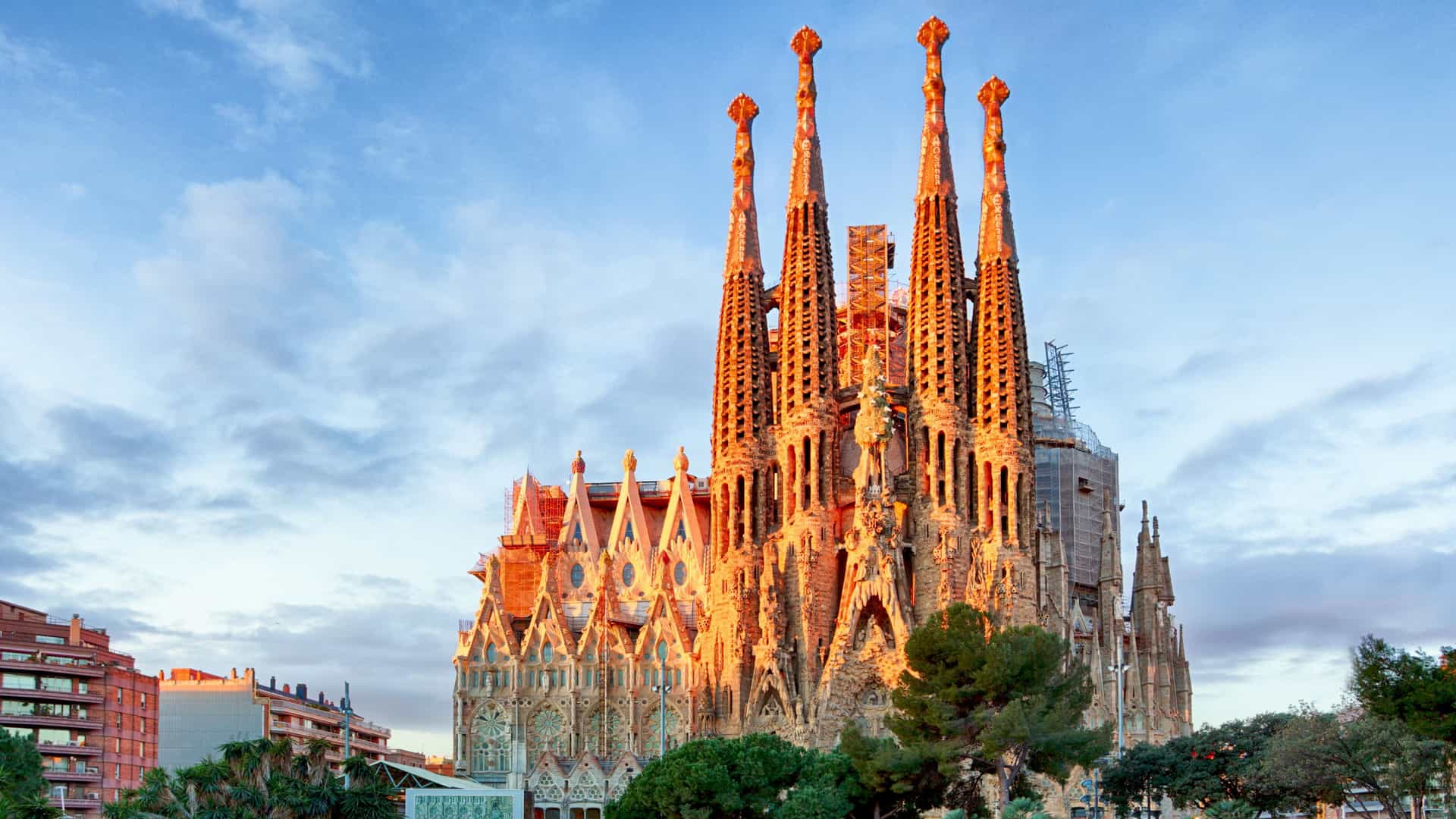 The image shows the Basílica de la Sagrada Família (commonly known as the Sagrada Família), located in Barcelona, Spain.